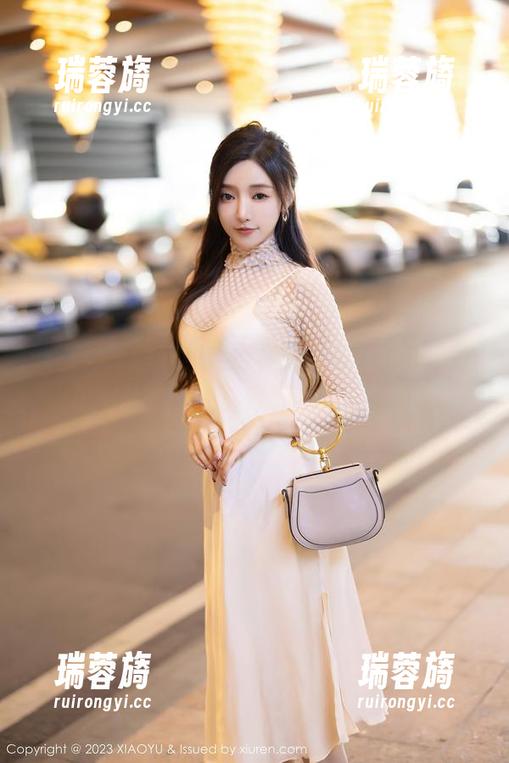 语画界 - 睡衣也能这样穿？徐莉芝Booty带你分享时尚与舒适的完美结合！