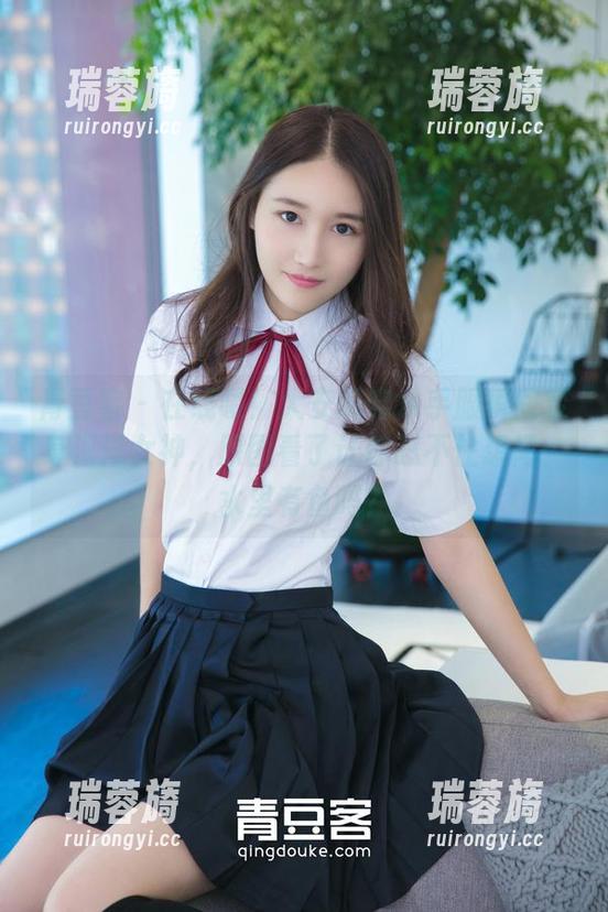 青豆客-大安妮 青豆客 - 在线喽!大安妮穿水手服瞬间变身海洋女神,原图看了让你忍不住想问:水里有鱼吗?