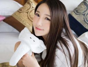 青豆客 – 全套写真的幽默密码：歆小兔chobits的礼服也能拖后腿！