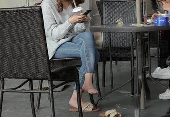 魔镜街拍 – 婷婷私房美图里的白色吊带连衣裙和黑丝美腿，是谁设计的罪恶诱惑？