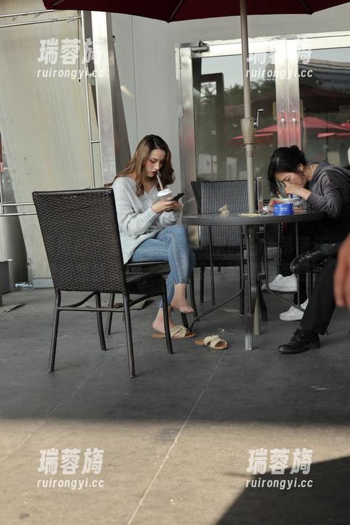 魔镜街拍 - 婷婷私房美图里的白色吊带连衣裙和黑丝美腿，是谁设计的罪恶诱惑？