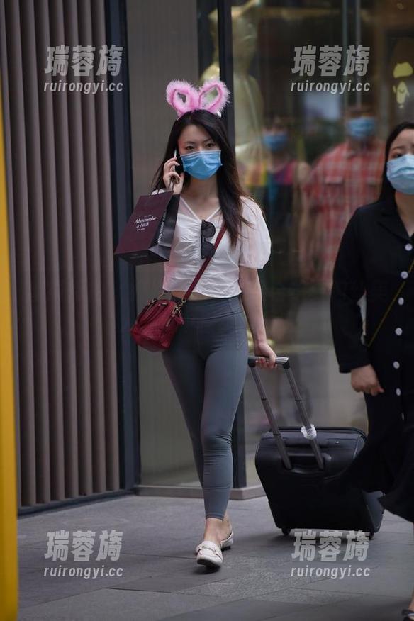 魔镜街拍 - 婷婷的圣诞拍摄合集：肉丝美人，风中摇曳的诱惑