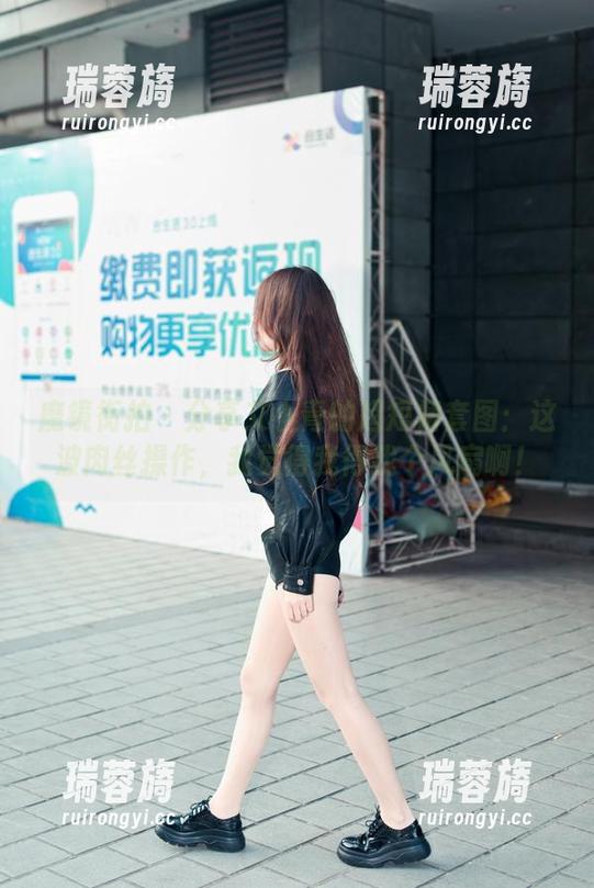 魔镜街拍 - 分享艾小青的超短裙套图：这波肉丝操作，我觉得我得找个风扇啊！