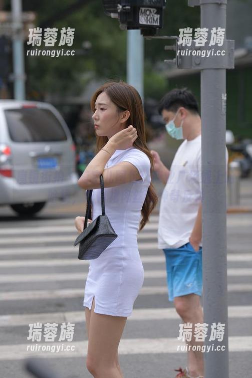 魔镜街拍 - 萌宝儿图包：商业广场遇上哈哈镜，包臀裙肉丝的神奇反转