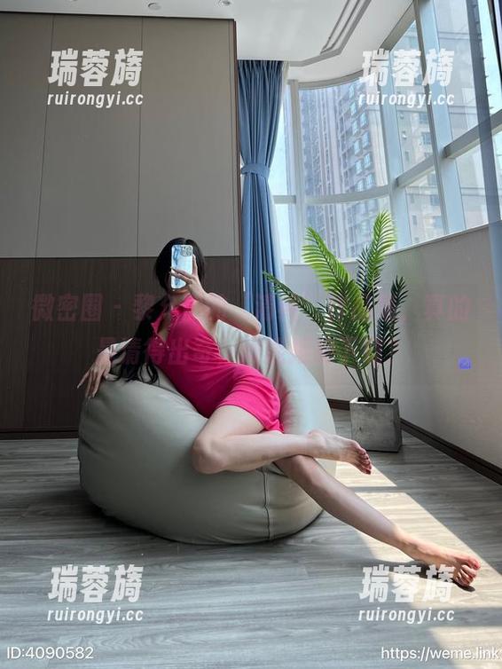 微密圈 - 黎允熙的‘清纯’作品集，真的是清得出奇，谁能拒绝下载？