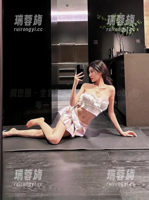 微密圈 - 全套双人图集，黎允熙baby的每一寸都值得仔细品味。