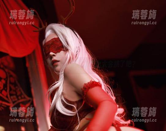 照片中的妹妹，黑白御猫也太会挑了吧？